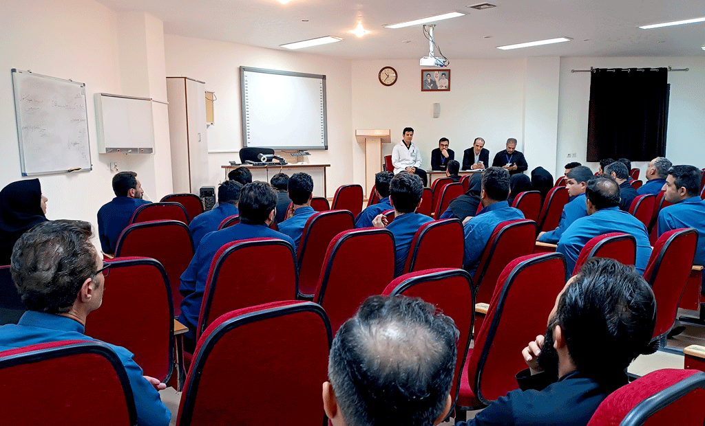 جلسه صمیمی رئیس بیمارستان با کارکنان خدماتی