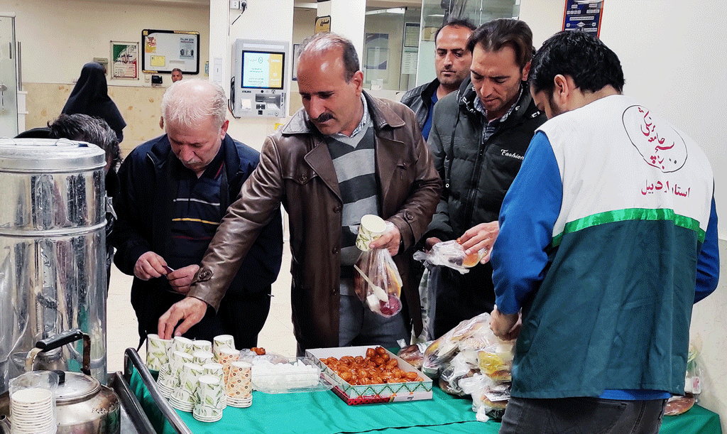پذیرائی افطاری ساده بصورت رایگان به مراجعین