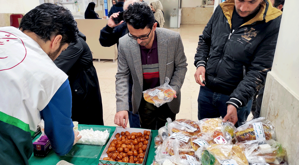 پذیرائی افطاری ساده بصورت رایگان به مراجعین