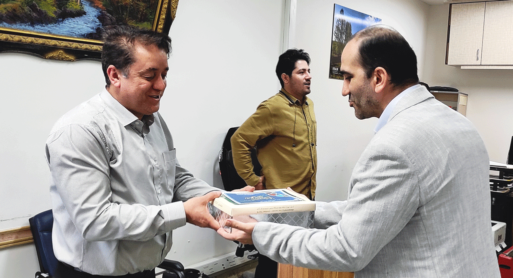 تجلیل از رئیس اداره منابع انسانی و کارکنان واحد کارگزینی بیمارستان امام خمینی(ره) اردبیل