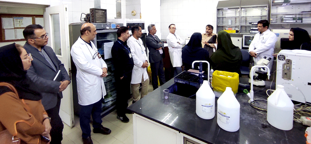 بازدید دکتر رئیسی، رئیس اداره مالاریای وزارت بهداشت از آزمایشگاه بیمارستان