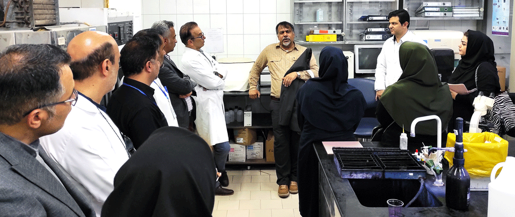بازدید دکتر رئیسی، رئیس اداره مالاریای وزارت بهداشت از آزمایشگاه بیمارستان