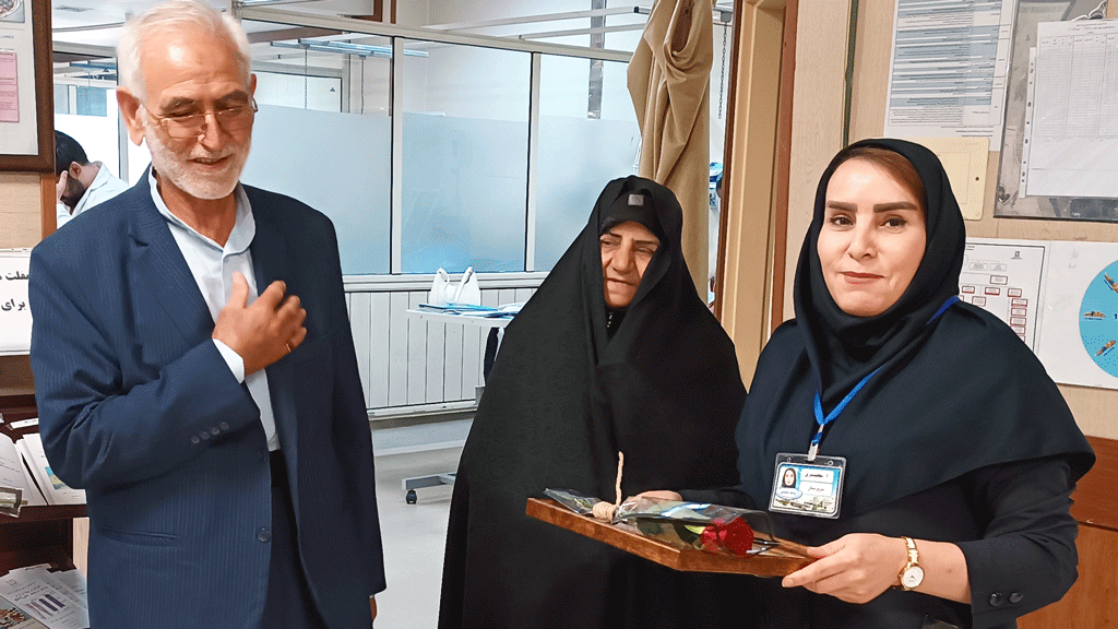 قدردانی خانواده بیمار بهبود یافته از پزشکان و کادر درمان بیمارستان