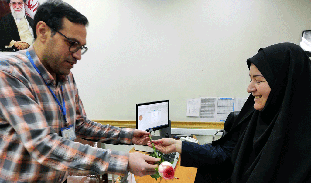 تجلیل از کارکنان بیمارستان بمناسبت روز کارمند