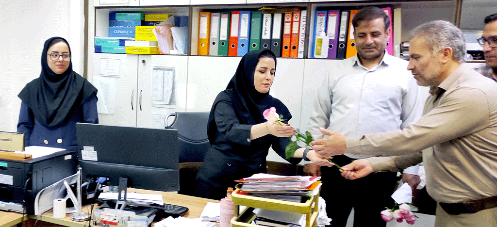 تجلیل از کارکنان بیمارستان بمناسبت روز کارمند