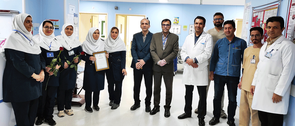 پخش گل و شیرینی در بخش های مختلف بیمارستان به مناسبت روز پرستار