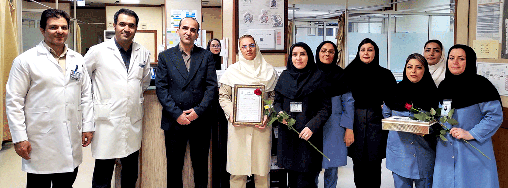 پخش گل و شیرینی در بخش های مختلف بیمارستان به مناسبت روز پرستار