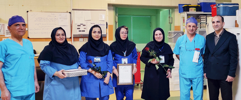 پخش گل و شیرینی در بخش های مختلف بیمارستان به مناسبت روز پرستار