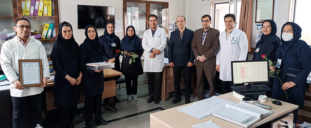 پخش گل و شیرینی در بخش های مختلف بیمارستان به مناسبت روز پرستار