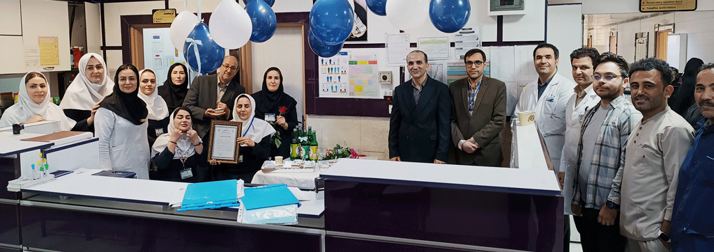 پخش گل و شیرینی در بخش های مختلف بیمارستان به مناسبت روز پرستار