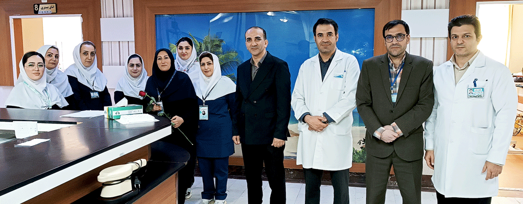 پخش گل و شیرینی در بخش های مختلف بیمارستان به مناسبت روز پرستار