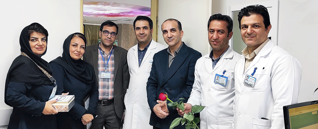 پخش گل و شیرینی در بخش های مختلف بیمارستان به مناسبت روز پرستار