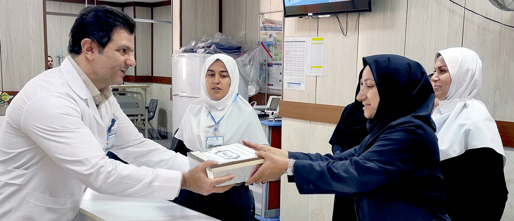 پخش گل و شیرینی در بخش های مختلف بیمارستان به مناسبت روز پرستار