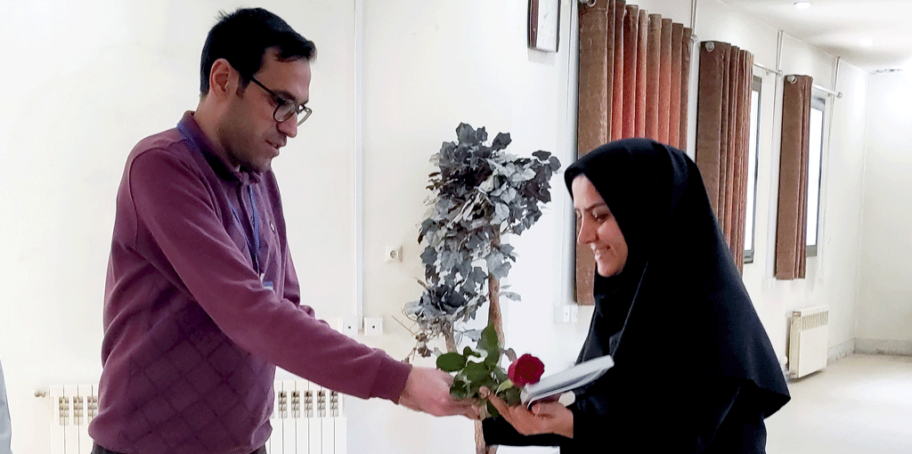 تقدیر و قدردانی از کارشناس کتابخانه بیمارستان به مناسبت هفته کتاب ، کتابخوانی و کتابداری