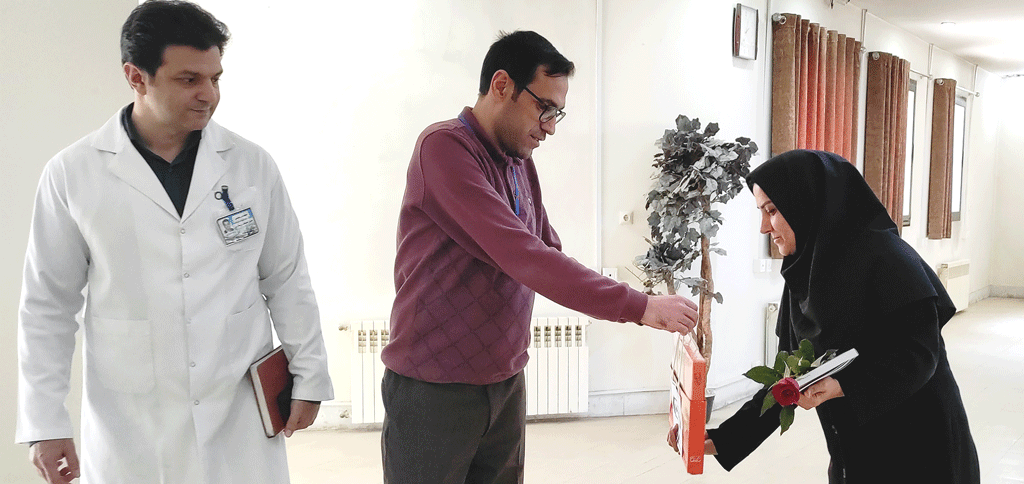 تقدیر و قدردانی از کارشناس کتابخانه بیمارستان به مناسبت هفته کتاب ، کتابخوانی و کتابداری