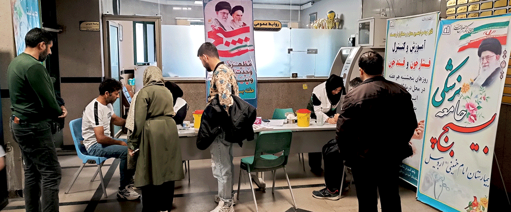 برپایی میز خدمت و ایستگاه سلامت در بیمارستان به مناسبت هفته بسیج