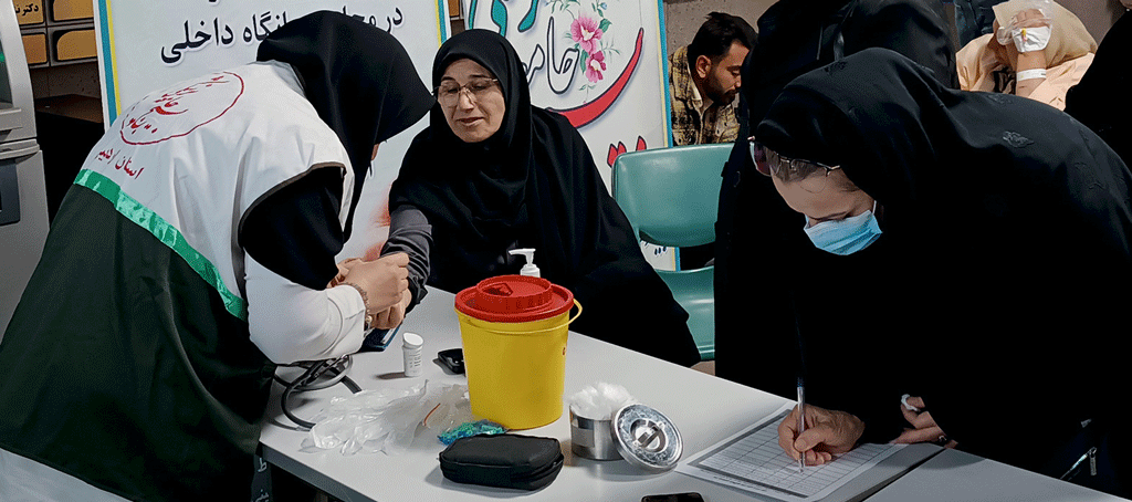 برپایی میز خدمت و ایستگاه سلامت در بیمارستان به مناسبت هفته بسیج
