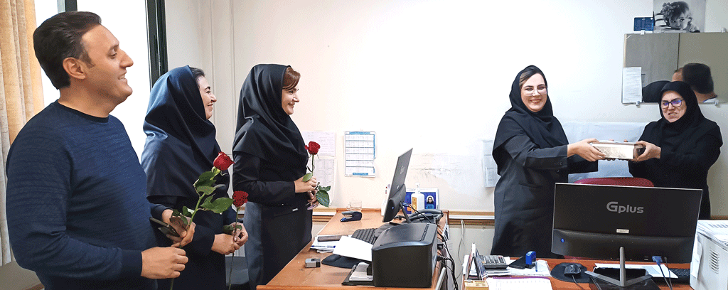 تجلیل از نمایندگان بیمه های مستقر در بیمارستان همزمان با روز بیمه