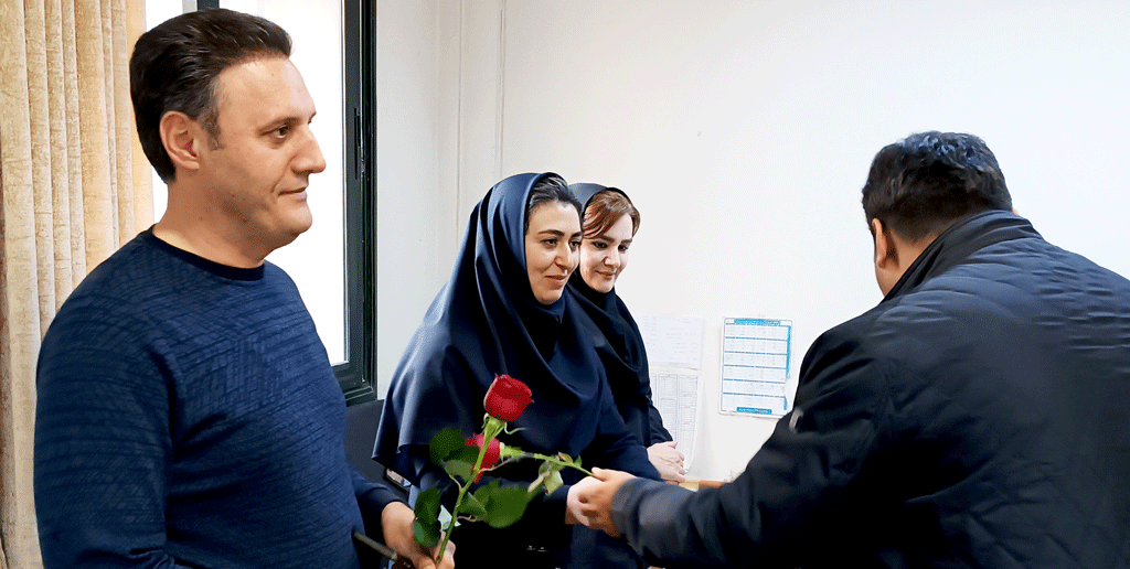 تجلیل از نمایندگان بیمه های مستقر در بیمارستان همزمان با روز بیمه