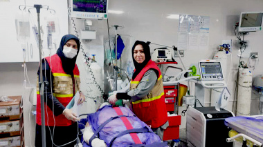 ارائه خدمات درمانی به زائرین پیاده روی اربعین حسینی در مرز مهران توسط مدافعان سلامت بیمارستان امام خمینی(ره) اردبیل